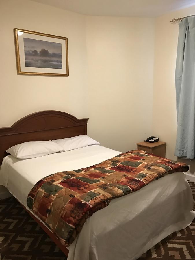 Waterbury Big Apple Motel Buitenkant foto