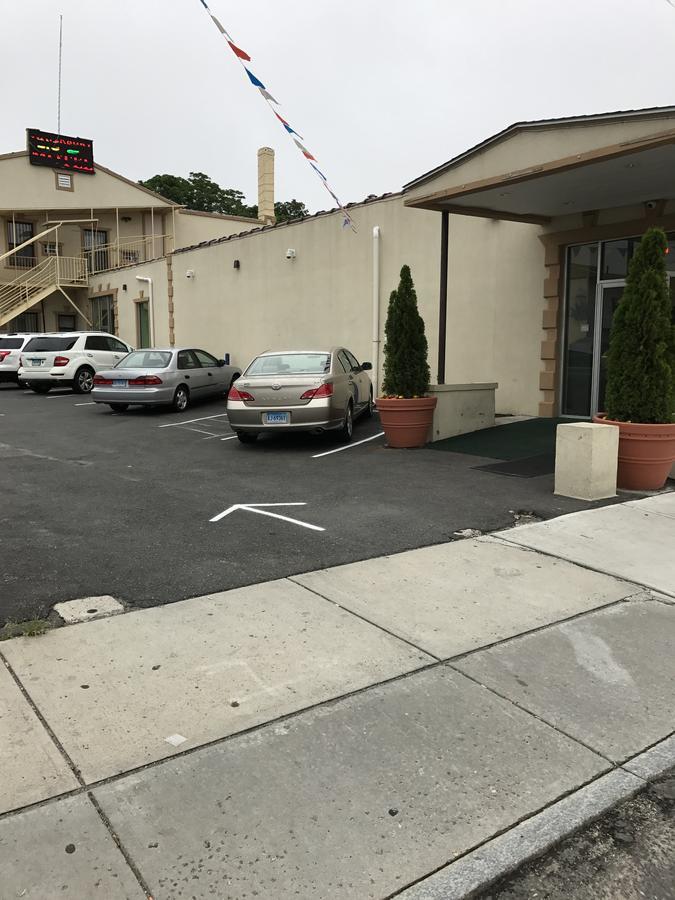 Waterbury Big Apple Motel Buitenkant foto